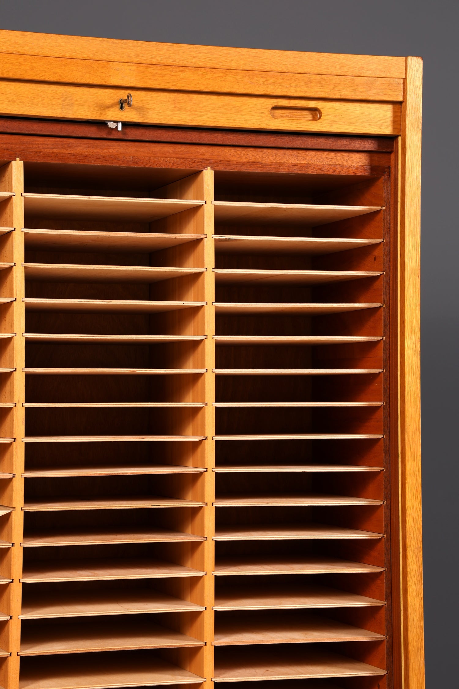 Schlichter Mid Century Rollladenschrank Bauhaus Vintage Apothekerschrank Art Deco Büro Aktenschrank
