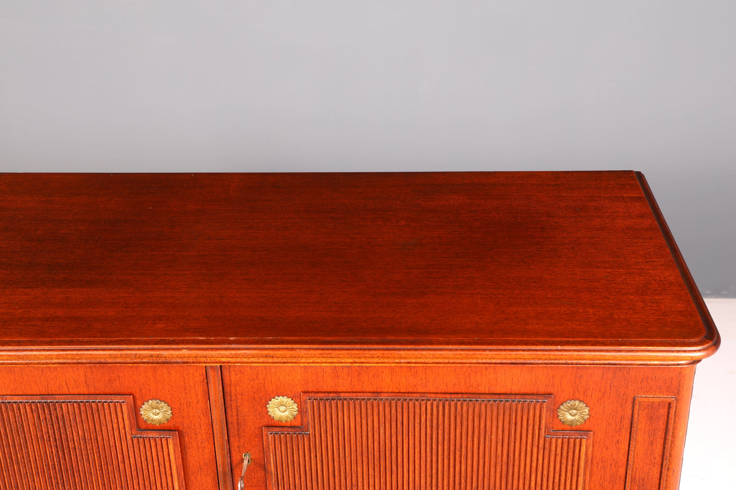Wunderschöner Schrank im Gustavianischen Stil 60er Jahre Wäscheschrank Vertiko Mid Century Aktenschrank Kommode