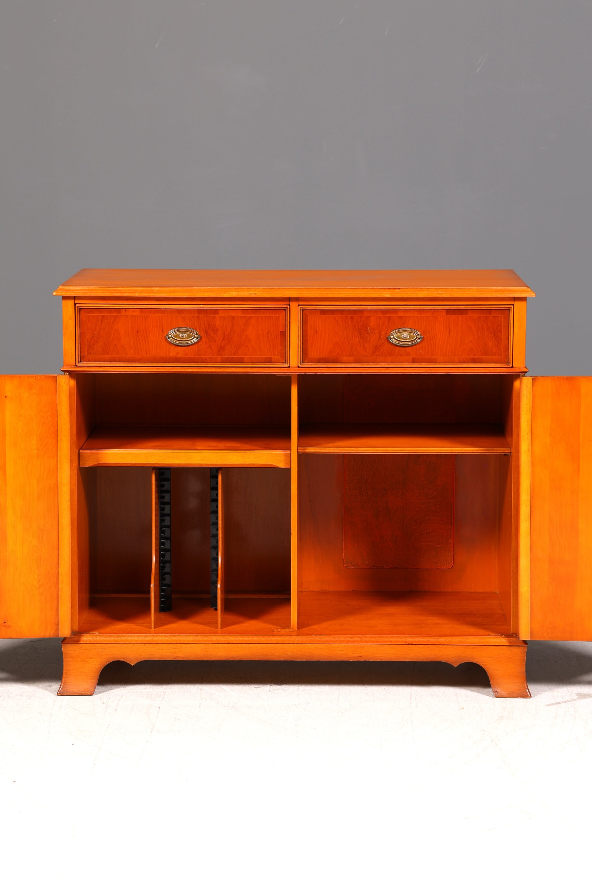 Traumhafter Original Heldense Schrank Eibe Antik Stil Kommode Sideboard Englisch England