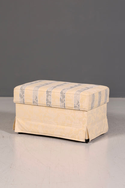 Wunderschönes Landhaus Sofa mit Hocker Englischer Stil Creme 2-Sitzer Couch Stoff Polstersofa Landhausstil Zweisitzer