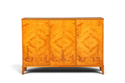 Hauptstadt Möblerei Art Deco Sideboard aus massivem Holz mit markanter Maserung und geschnitzten Ornamenten um 1930
