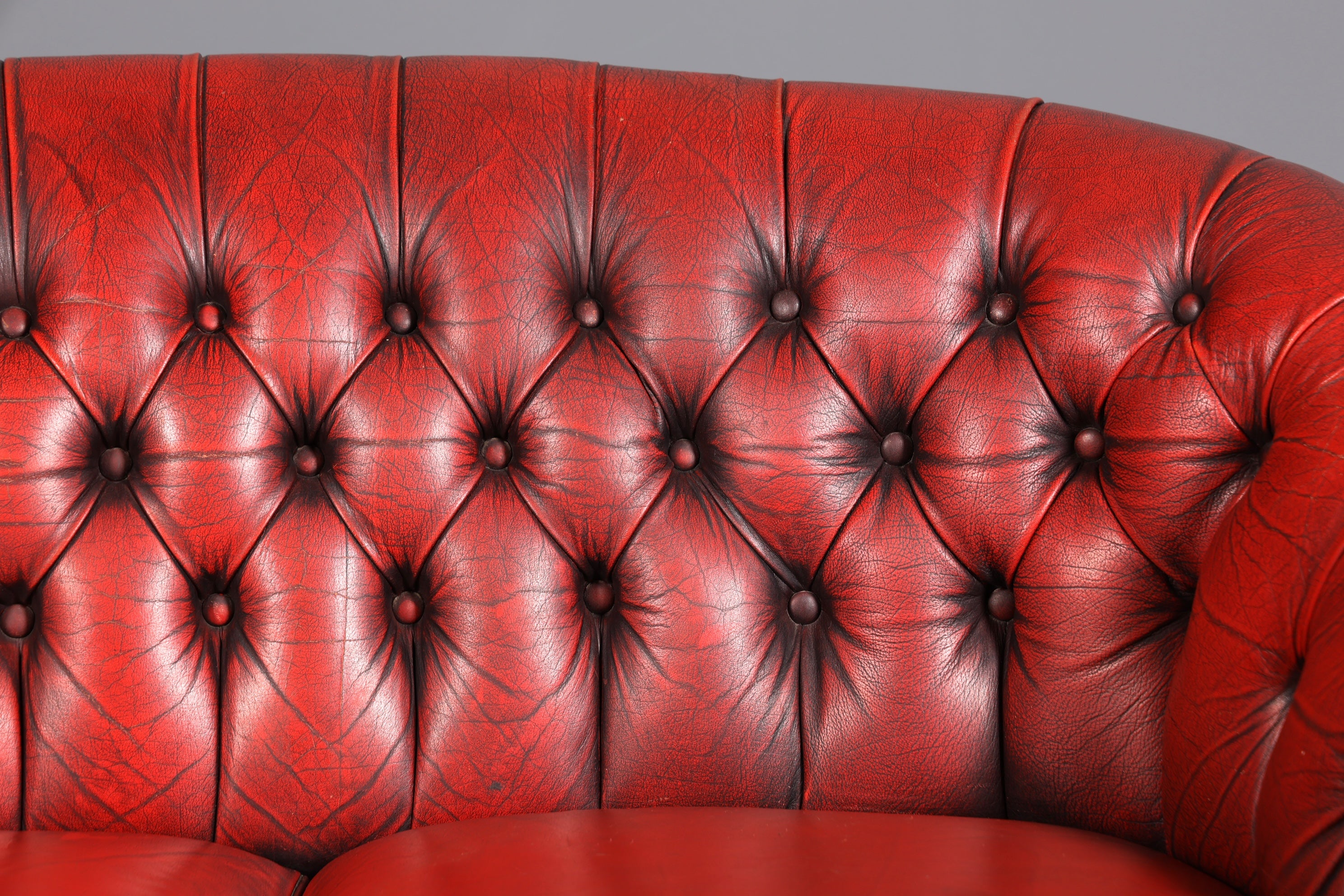 F846 Finish Wunderschönes Original Chesterfield 2er Sofa Englisch Oxblood Leder 2- Sitzer Couch