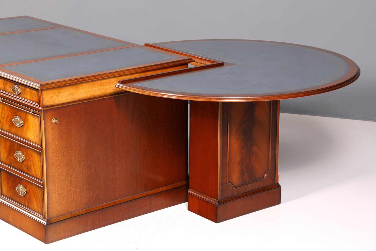 Wunderschöner Original Heldense Schreibtisch Mahagoni Echt Lederauflage Englisch Antik Stil Chefschreibtisch Partner Desk Bürotisch mit Besprechungsansatz
