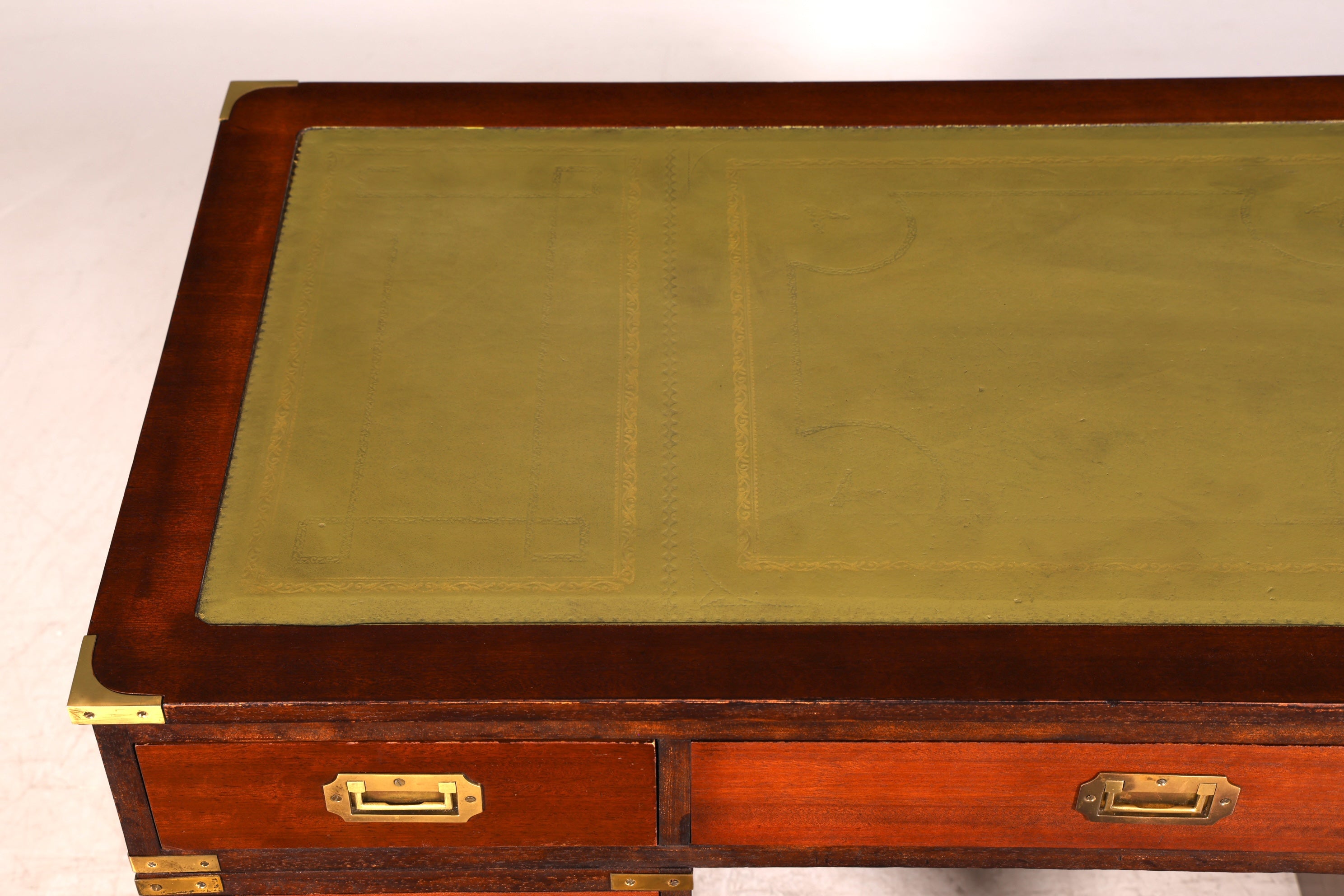 Wunderschöner Maritimer Schreibtisch Englischer Military Chest Bürotisch Office Table mit echt Lederauflage