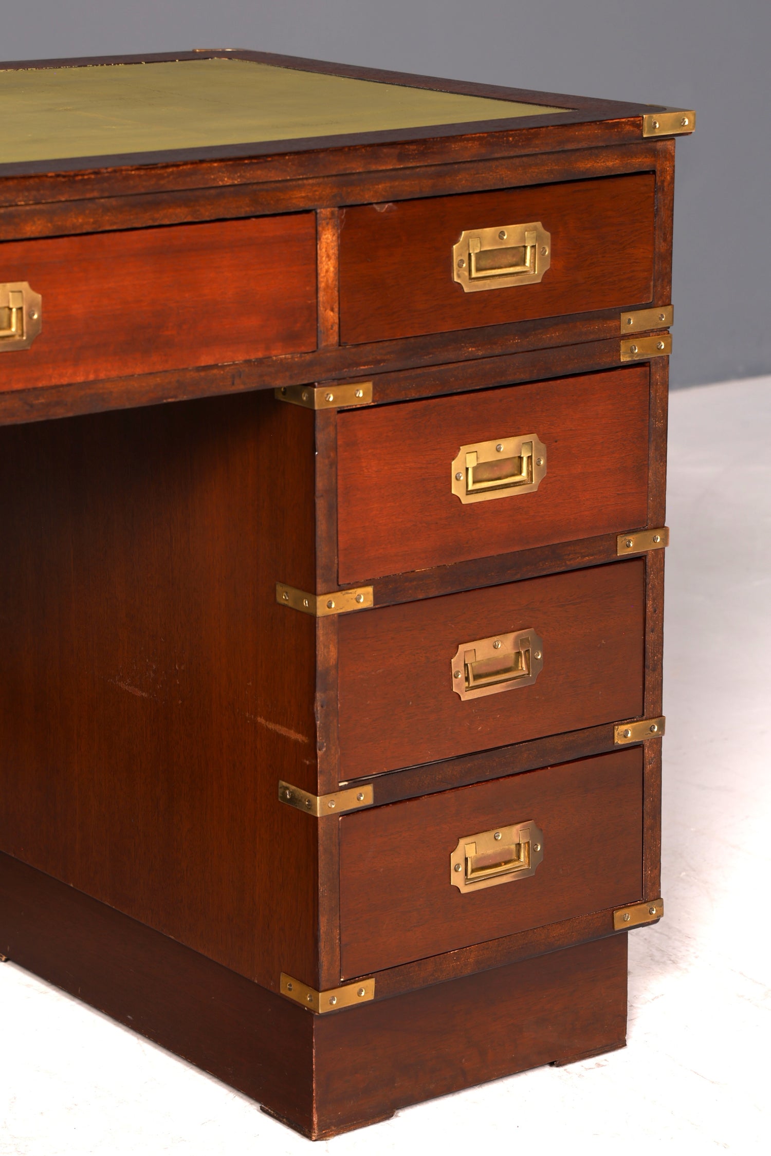 Wunderschöner Maritimer Schreibtisch Englischer Military Chest Bürotisch Office Table mit echt Lederauflage