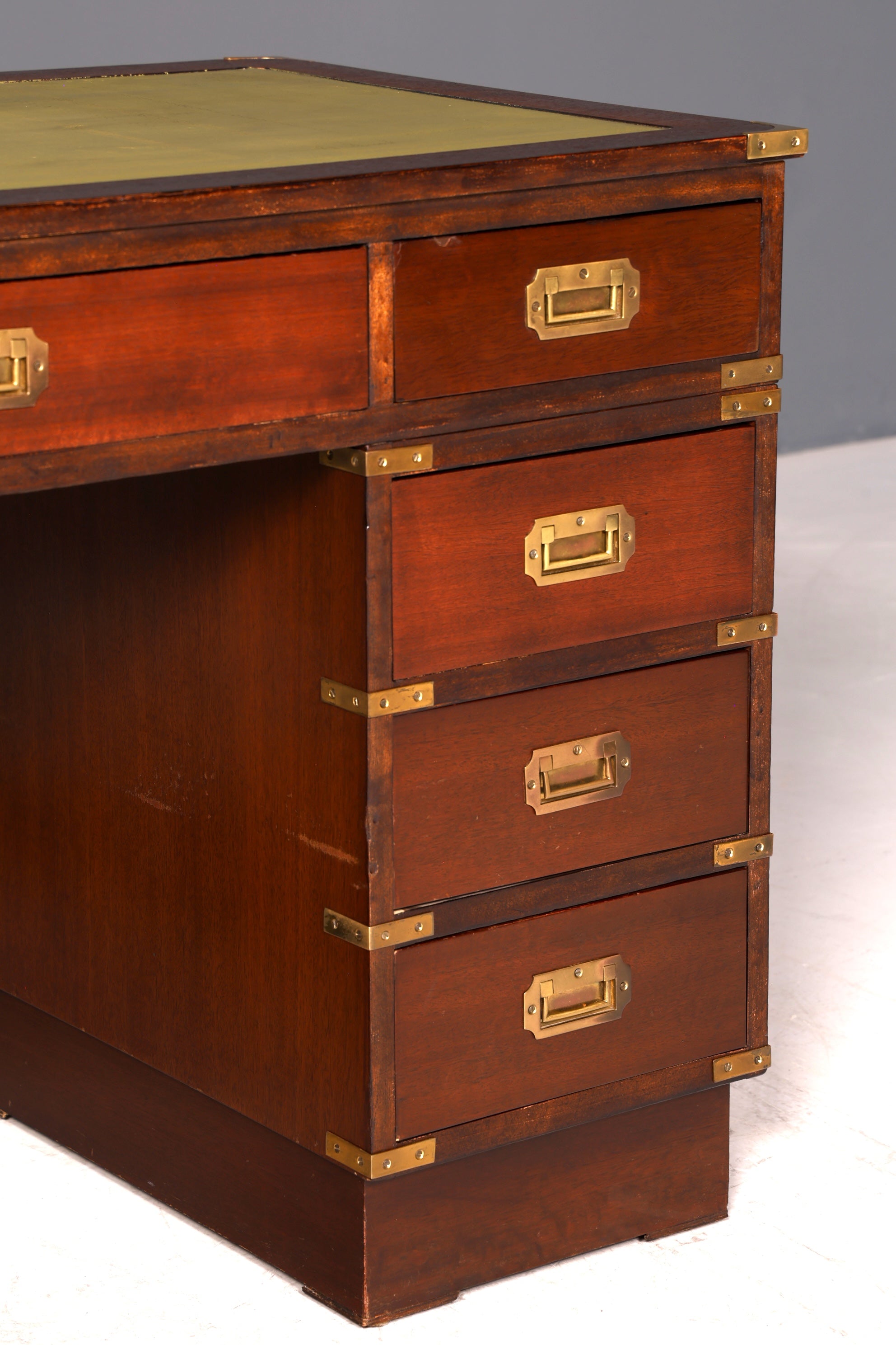 Wunderschöner Maritimer Schreibtisch Englischer Military Chest Bürotisch Office Table mit echt Lederauflage
