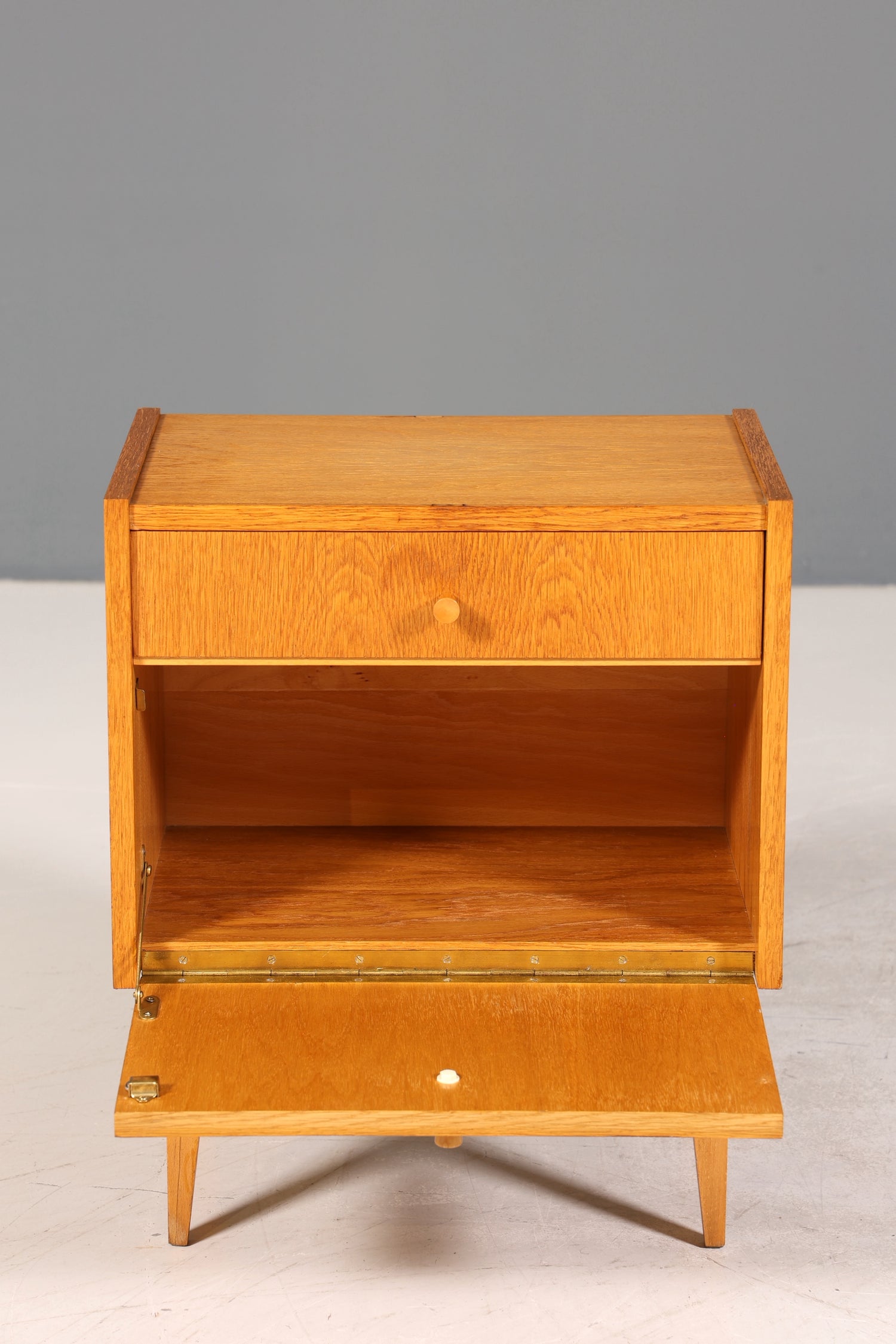 Schlichte Mid Century Kommode Vintage Klappschränkchen Danish Design Nachttisch 2 von 2