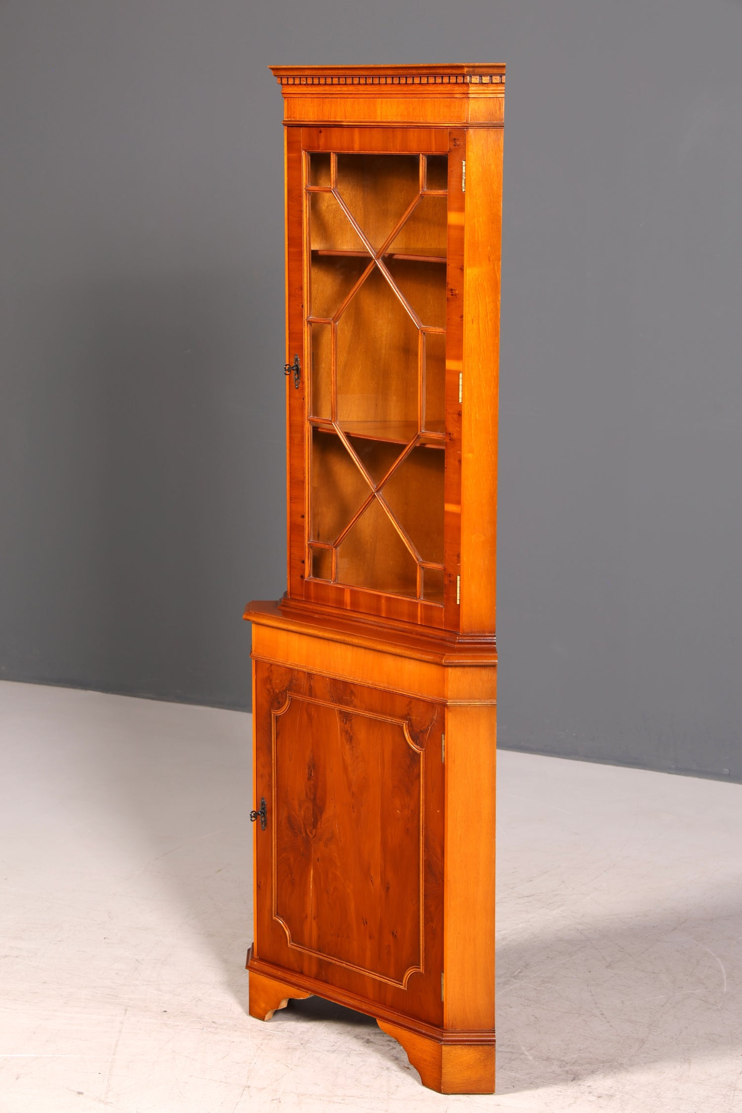 Wunderschöne Englische Eckvitrine Antik 60s echt Holz Eibe Schrank Eckschrank Glasvitrine Vitrine