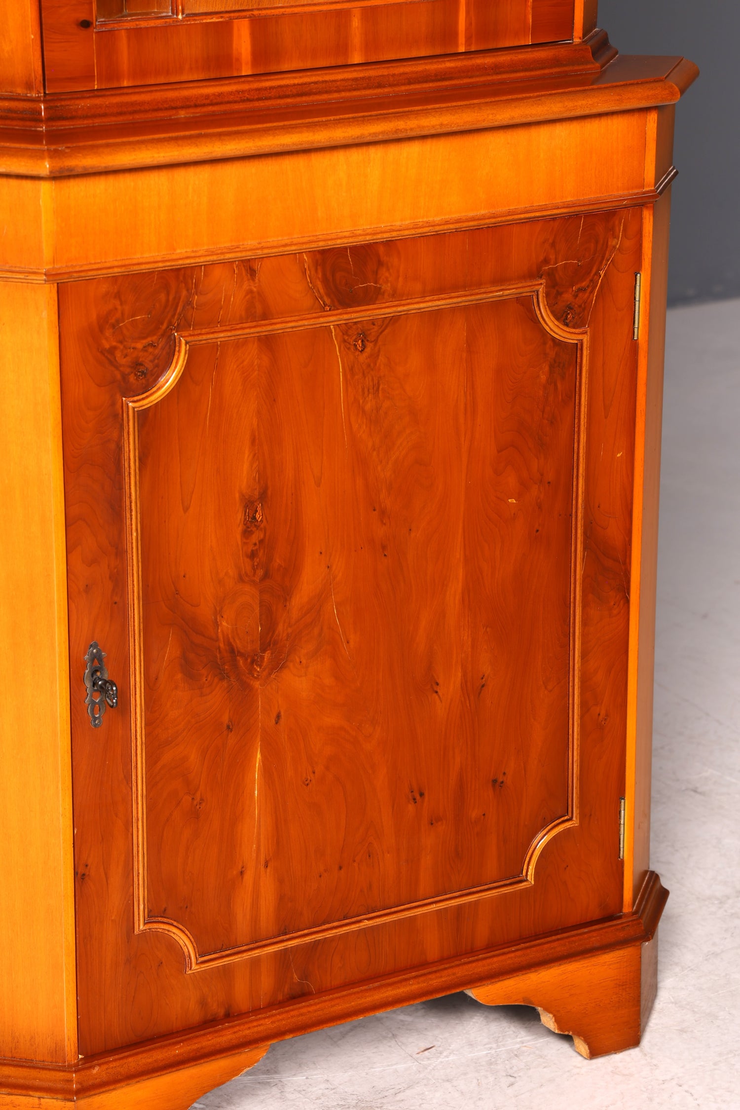 Wunderschöne Englische Eckvitrine Antik 60s echt Holz Eibe Schrank Eckschrank Glasvitrine Vitrine