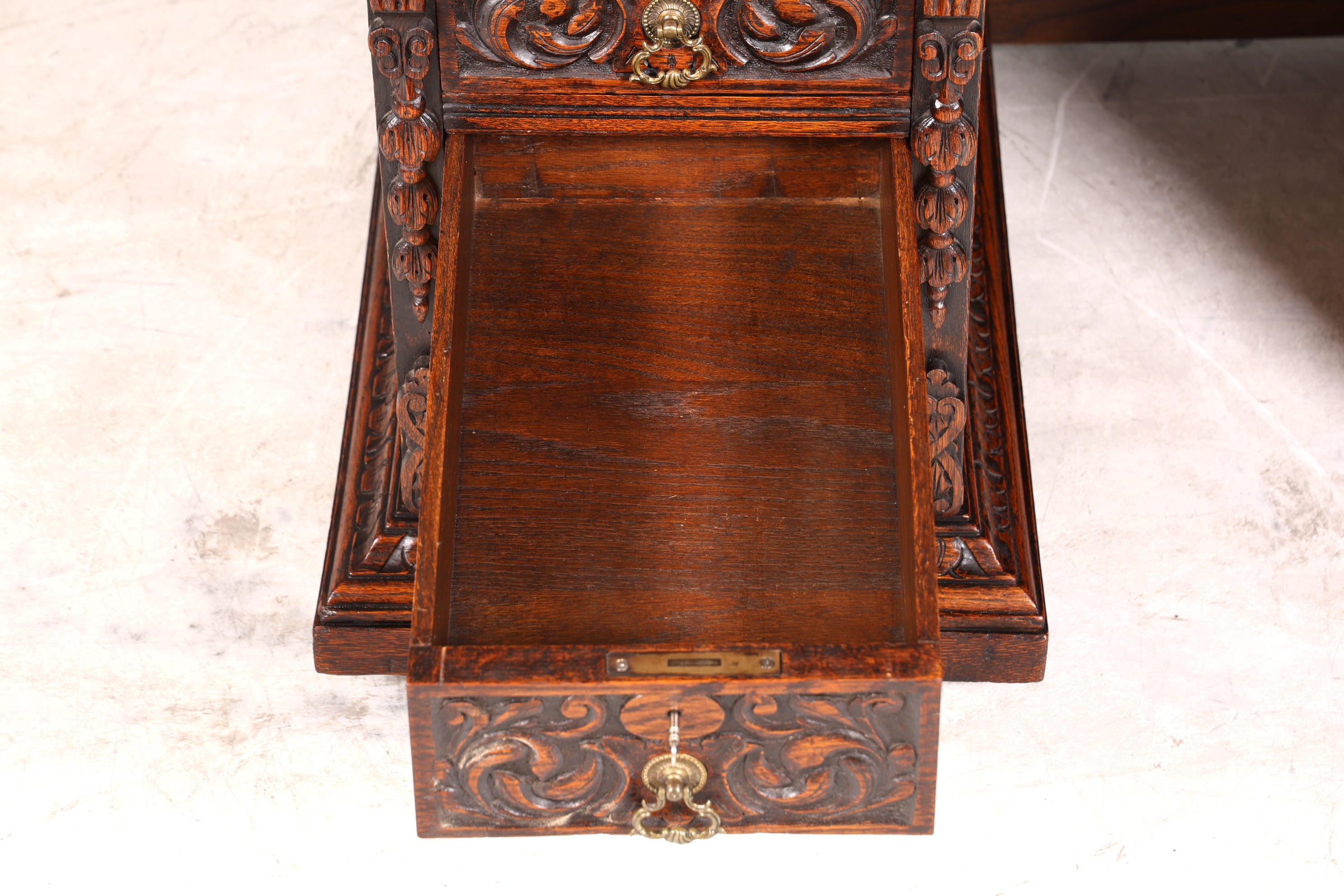 Imposanter Neorenaissance Schreibtisch Herrenzimmer Bürotisch Antik Office Table