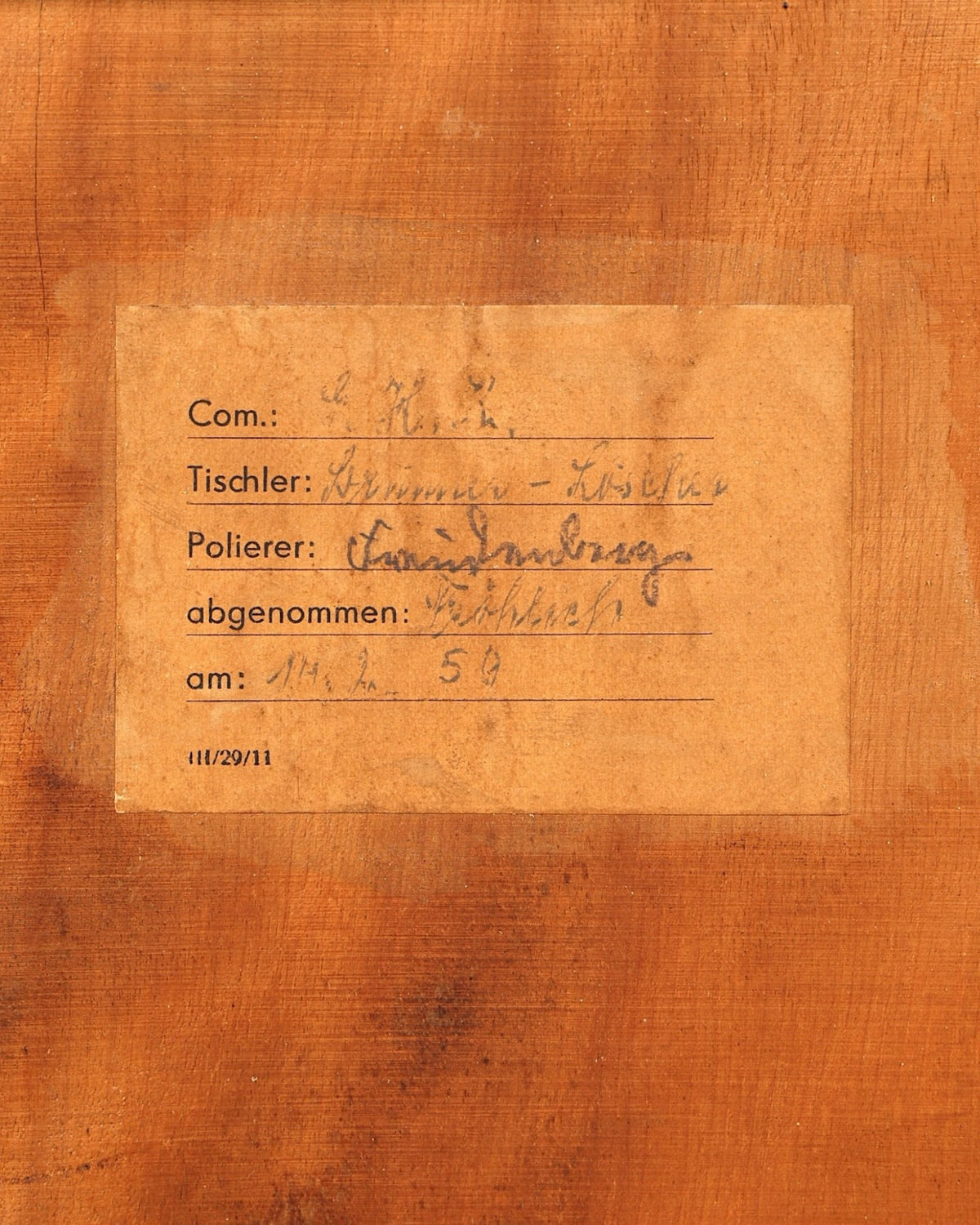 Hauptstadt Möblerei H936 Finish Etikett auf Holzoberfläche mit handschriftlichen Angaben zu Tischler und Polierer