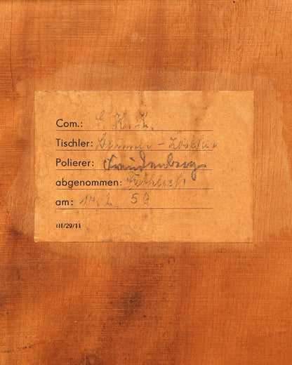 Hauptstadt Möblerei H936 Finish Etikett auf Holzoberfläche mit handschriftlichen Angaben zu Tischler und Polierer