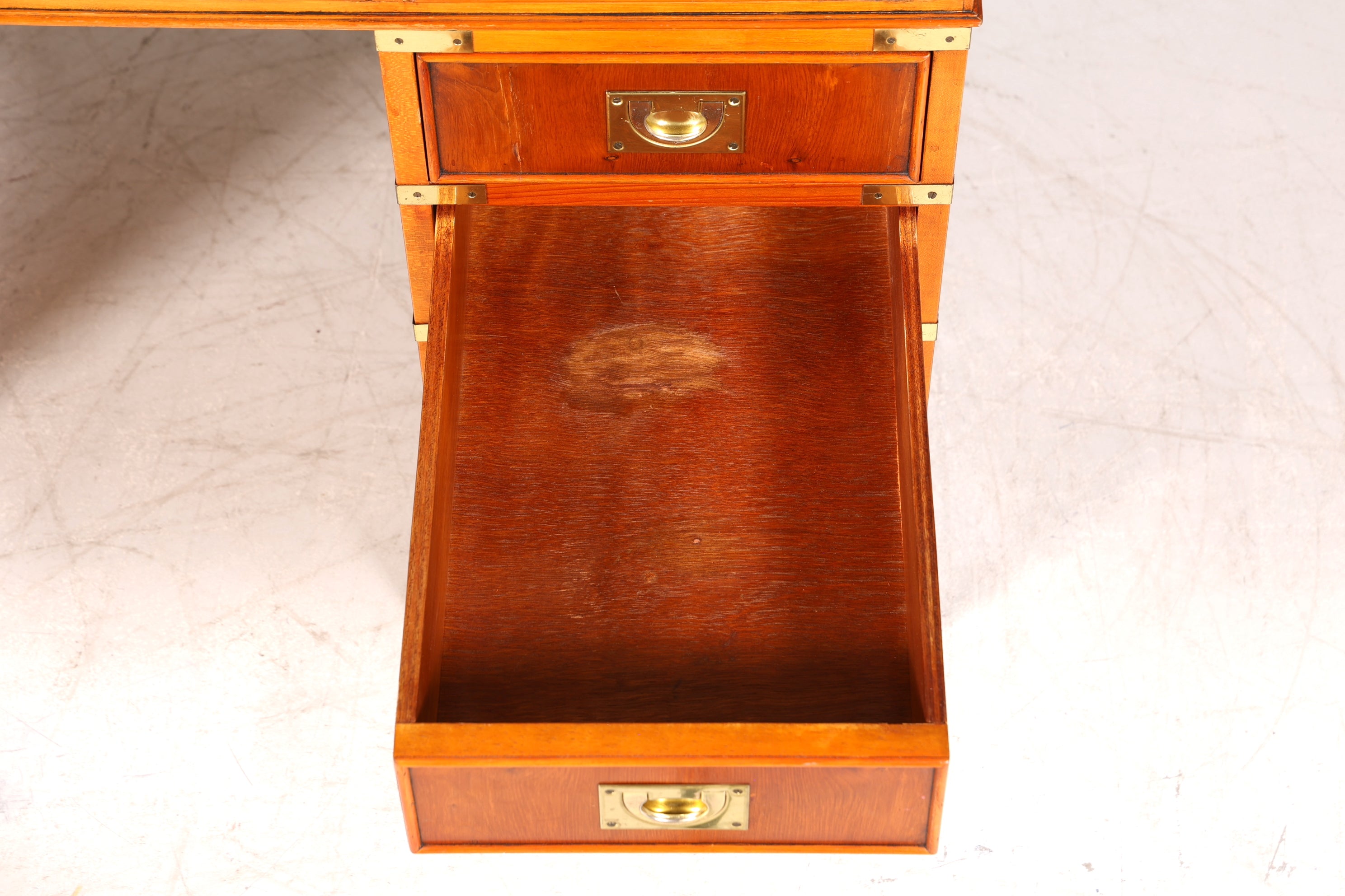 Edler Maritimer Schreibtisch Englischer Military Chest Bürotisch Office Table mit echt Lederauflage