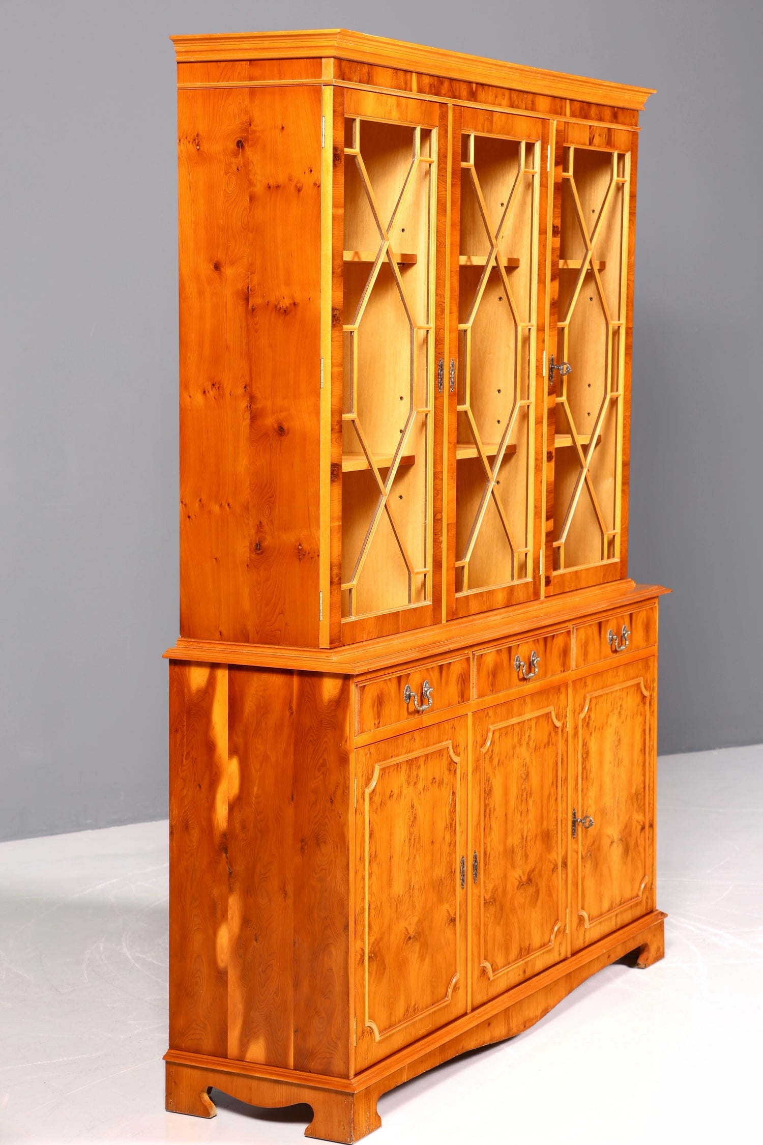 Wunderschöne Englische Vitrine Bücherschrank Buffet Englisch Antik Stil Eibe Glasvitrine Bibliothek