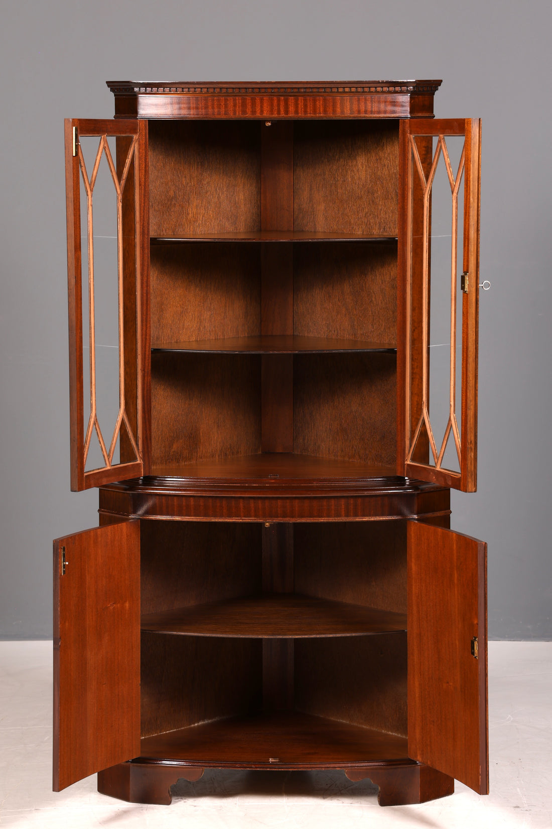 Wunderschöne Englische Eckvitrine Mahagoni Antik 60s echt Holz Schrank Eckschrank Glasvitrine