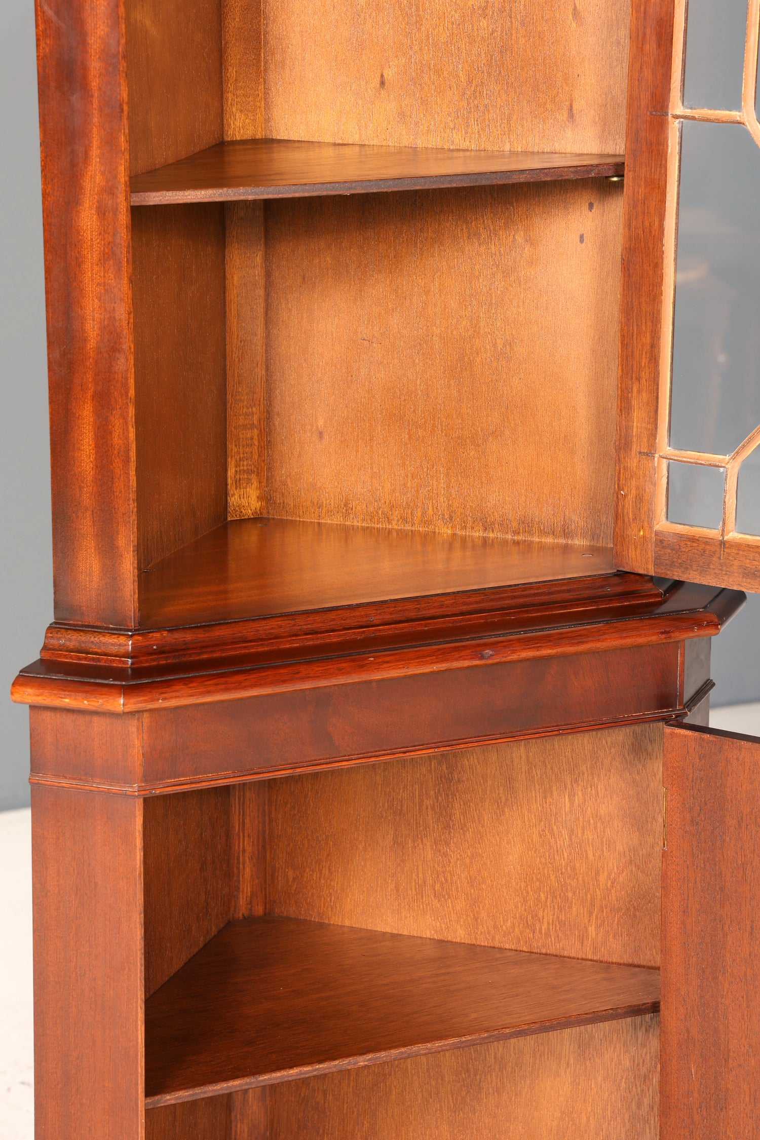 Wunderschöne Englische Eckvitrine Mahagoni Antik 60s echt Holz Schrank Eckschrank Glasvitrine