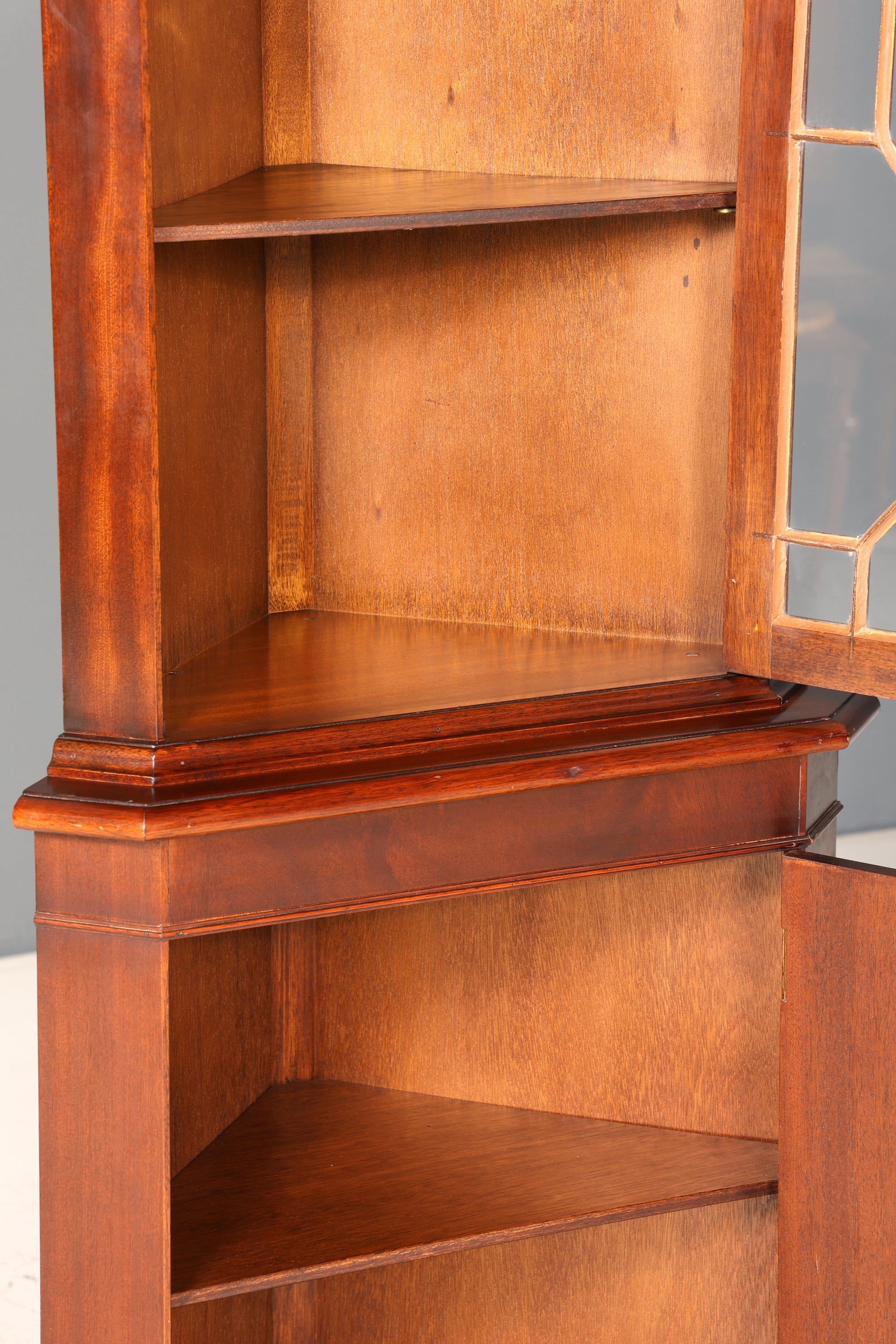 Wunderschöne Englische Eckvitrine Mahagoni Antik 60s echt Holz Schrank Eckschrank Glasvitrine