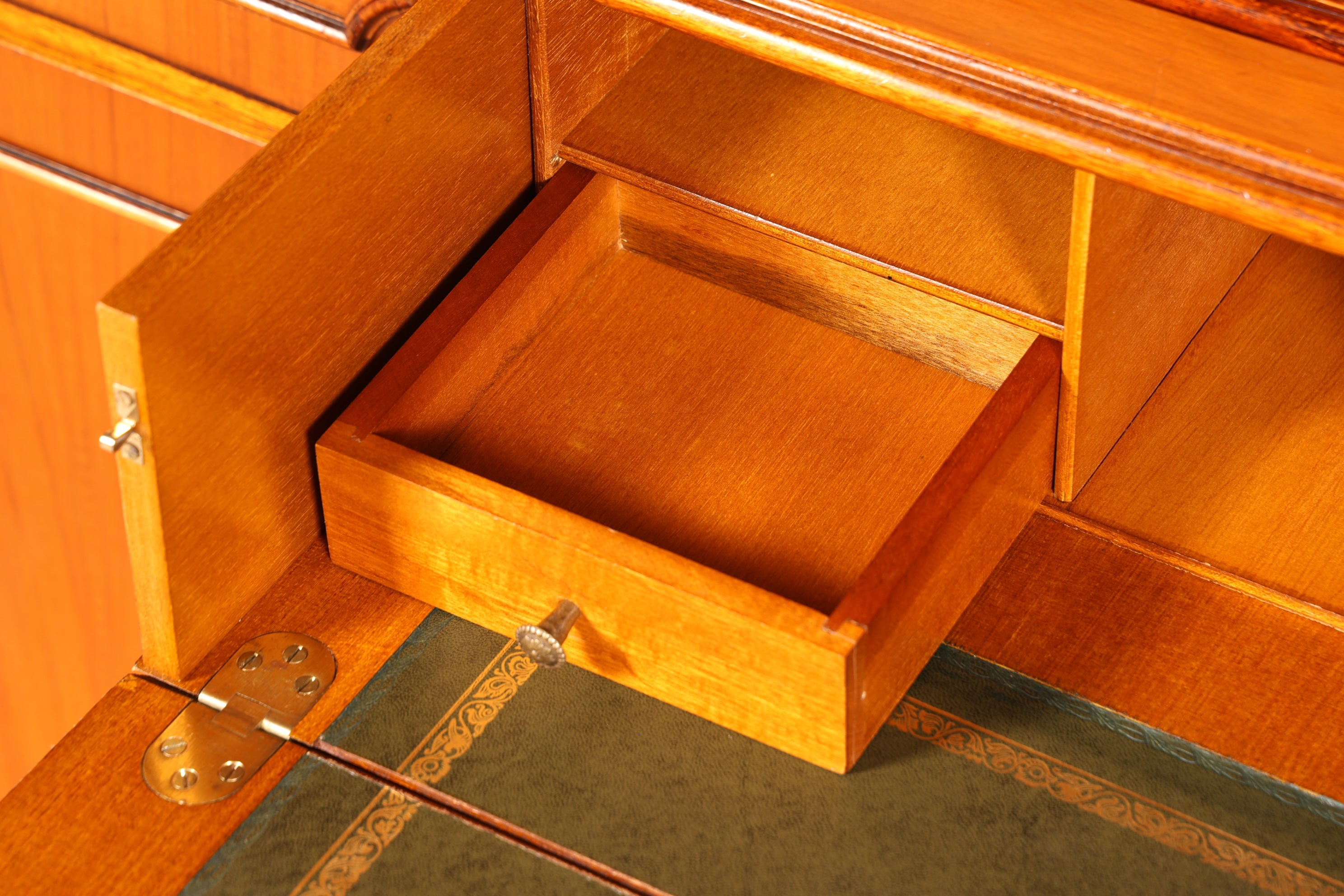 Traumhafte Englische Vitrine Bücherschrank Buffet Antik Stil Englisch Eibe Glasvitrine Bibliothek