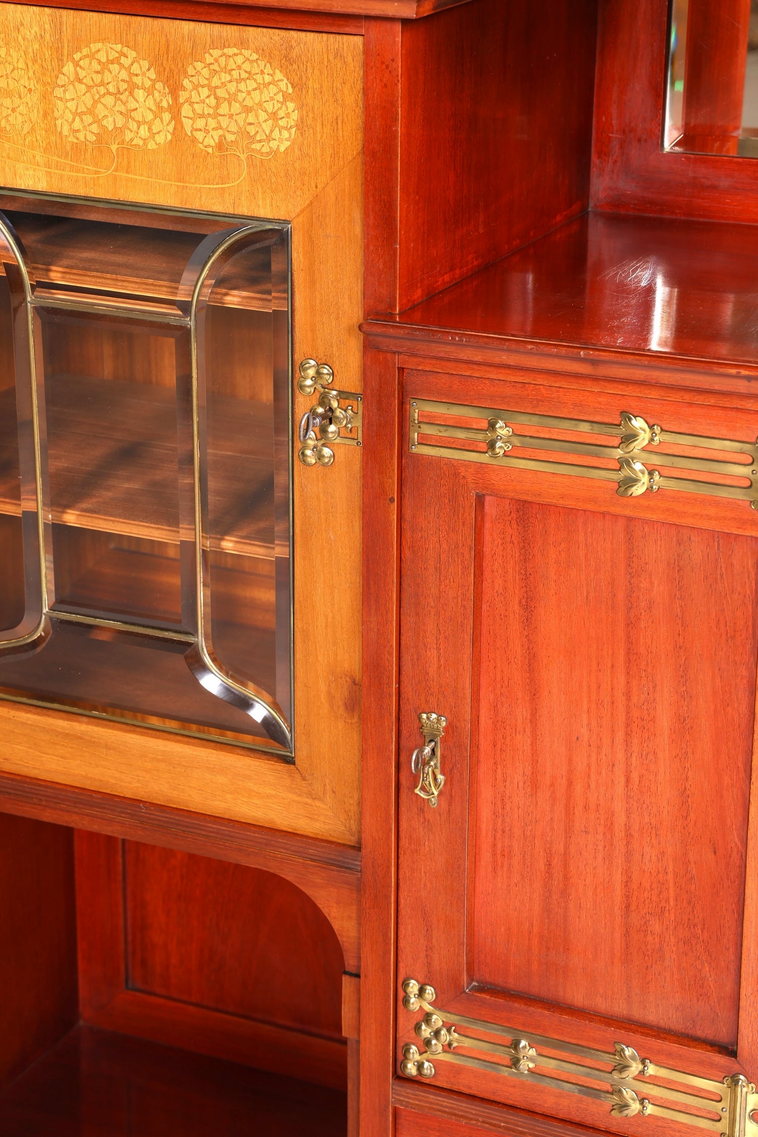 Filigraner Jugendstil Schrank um 1910 echt Holz Vertiko Vitrine Antik Regal Glasvitrine