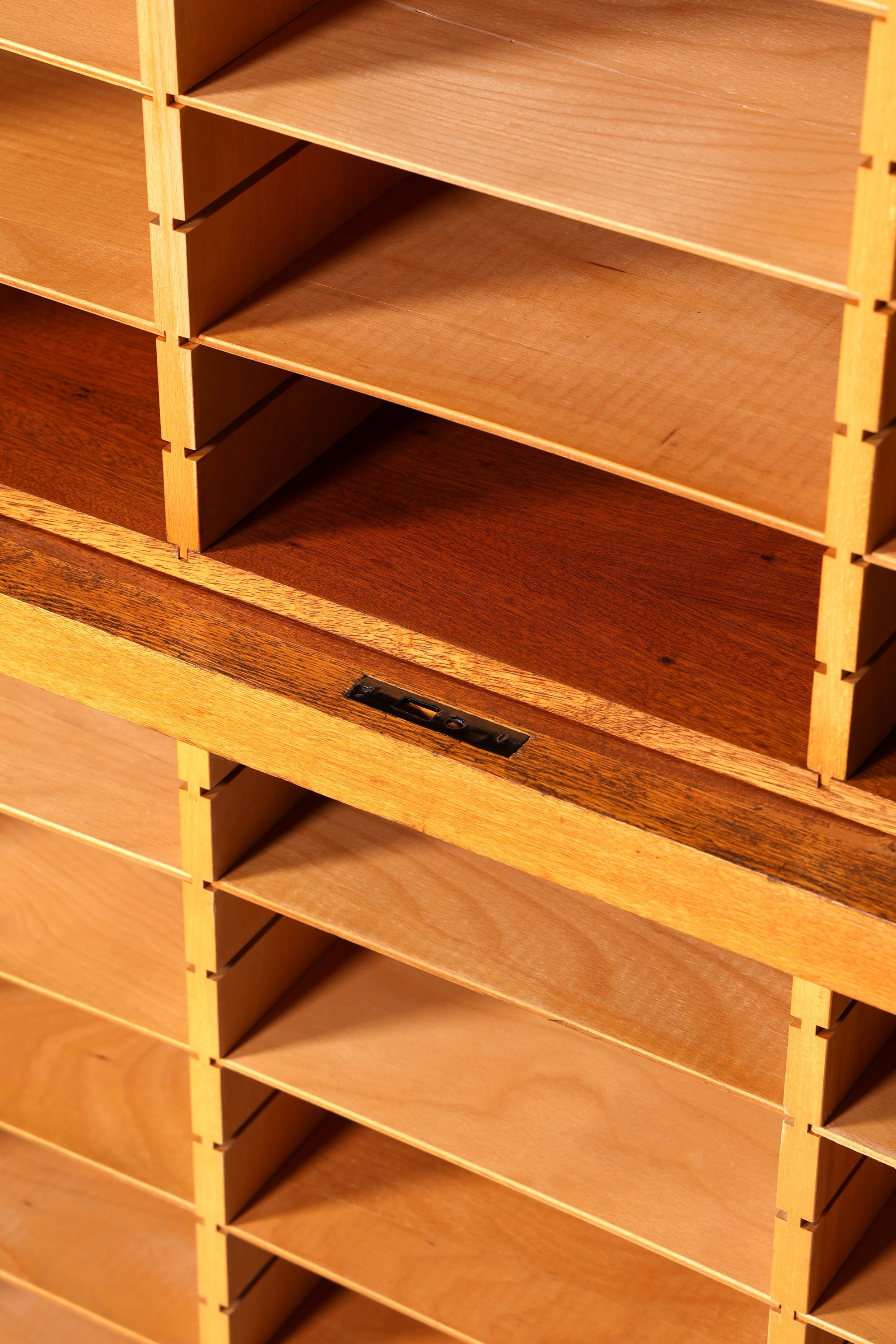 Stilvoller Mid Century Rollladenschrank Bauhaus Apothekerschrank Art Deco Büro Aktenschrank
