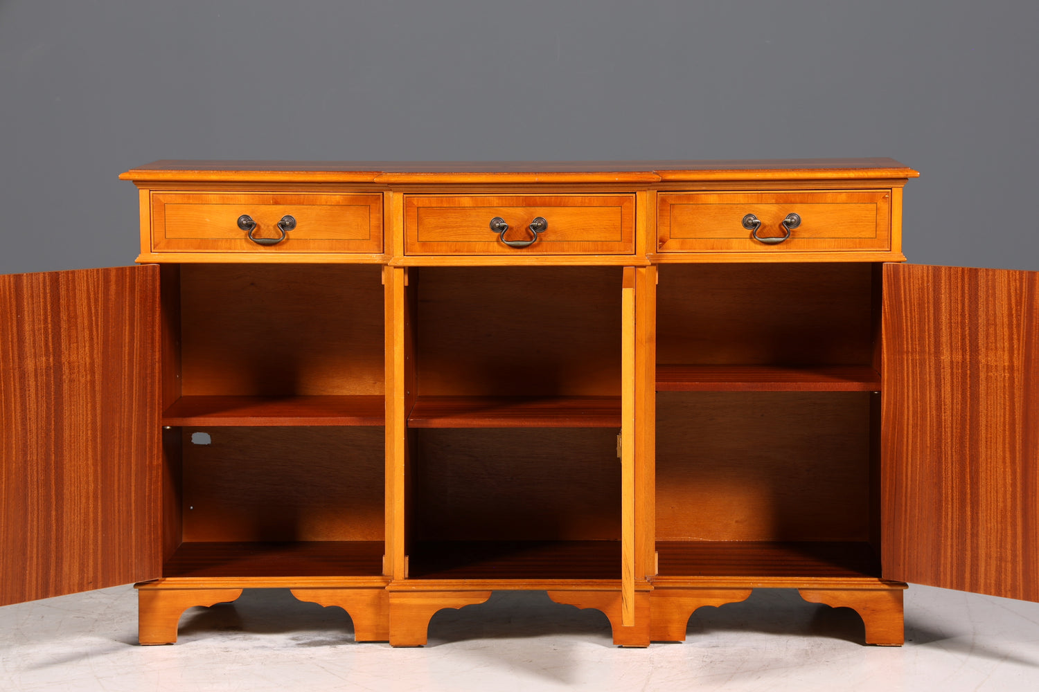 Wunderschönes Englisches Sideboard Eibe Schrank Antik Stil Buffetschrank Kommode