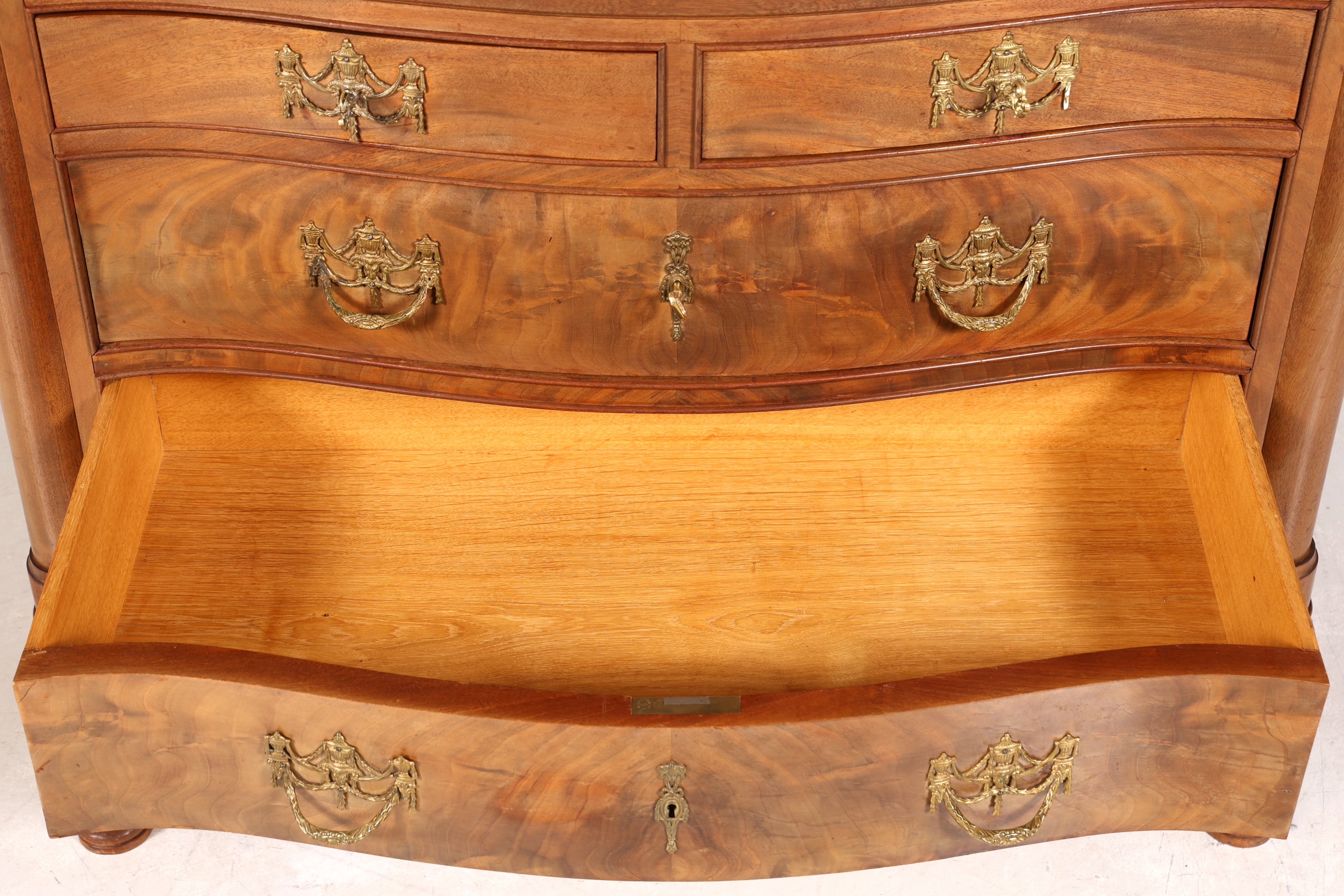 Traumhafte geschwungene Barock Kommode Englisch Sideboard Chippendale Schubladenkommode