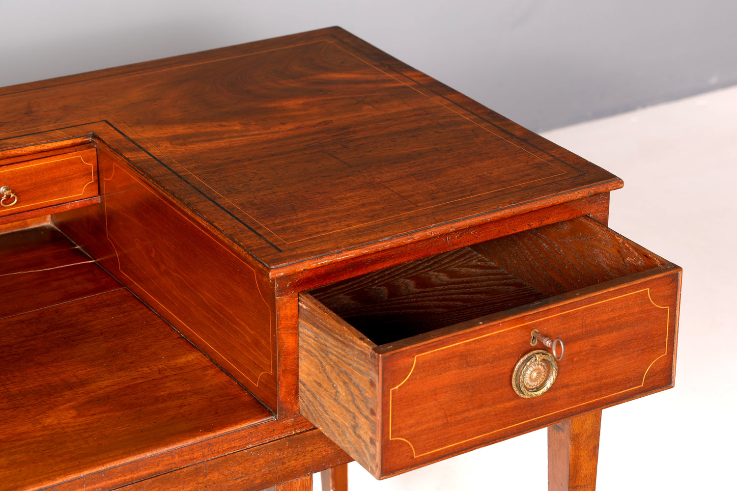 G621 Finish Filigraner Englischer Schreibtisch Englisch Desk Bürotisch 60s Office Table (Kopie)