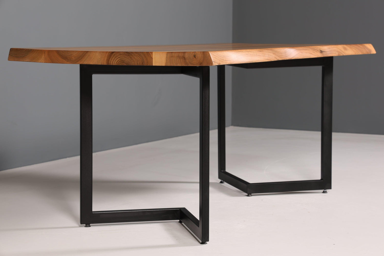 Beeindruckender Nussbaum Tisch 180cm-95cm Esszimmer Tisch Baumkanten Platte massiv Holz Küchentisch