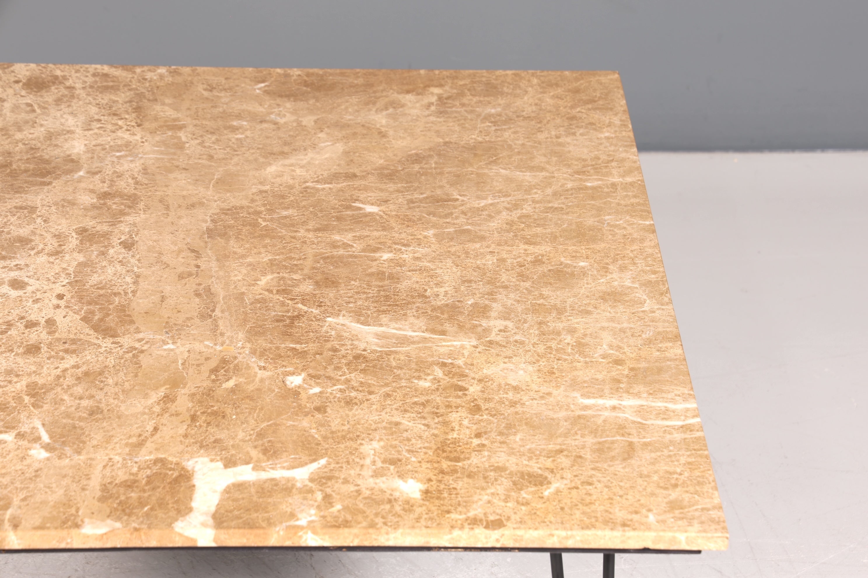 Wunderschöner XXL Couchtisch mit Marmorplatte Tisch mit Hairpin Legs Ablagetisch