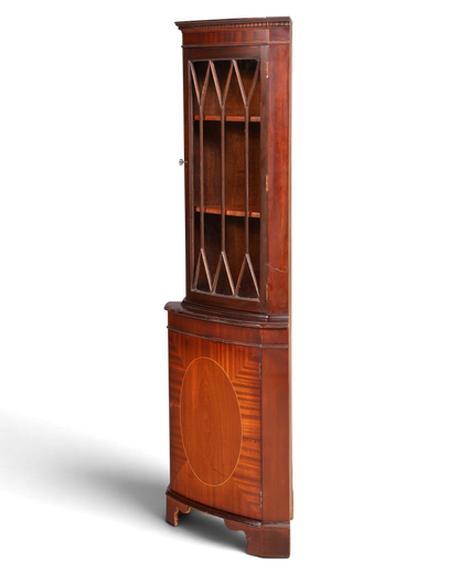 Hauptstadt Möblerei englische Eckvitrine aus Mahagoni mit verglaster Tür und eleganter Intarsie im Vintage-Stil
