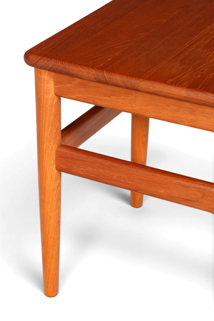 Hauptstadt Möblerei Mid-Century Beistelltisch aus warmem Teakholz im dänischen Design mit konischen Beinen