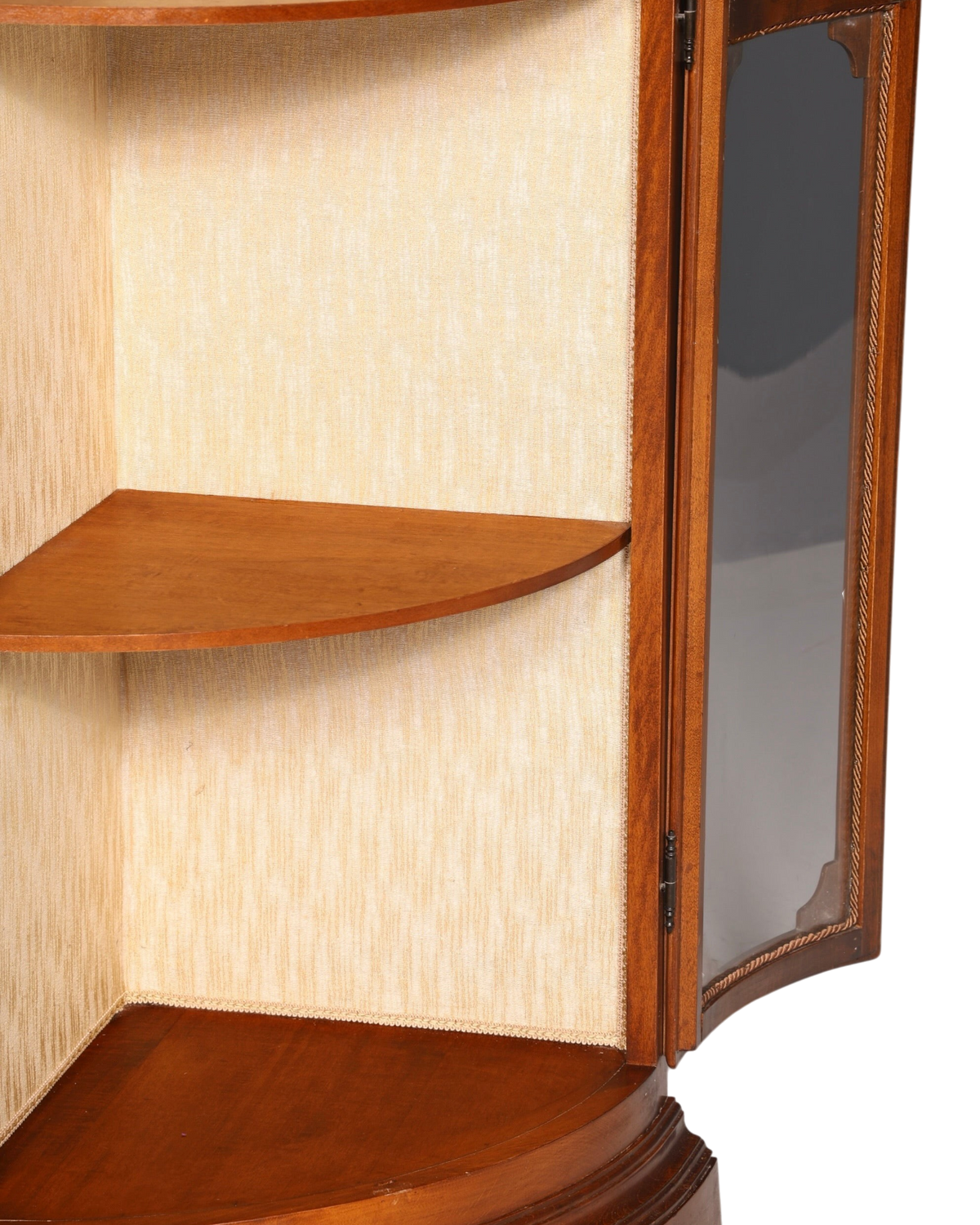 Hauptstadt Möblerei Selva Eckvitrine aus Holz im Antik-Stil mit Glasfront und hellem Innenraum