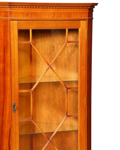 Hauptstadt Möblerei englische Eckvitrine aus Eibenholz mit verglaster Tür und dekorativem Gittermuster im 60er Stil