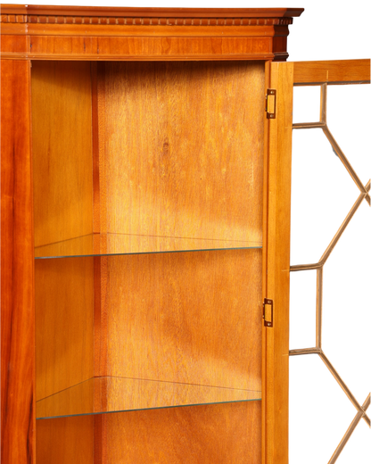 Hauptstadt Möblerei englische Eckvitrine aus Eibenholz mit Glasfront und Regalböden im Vintage Stil
