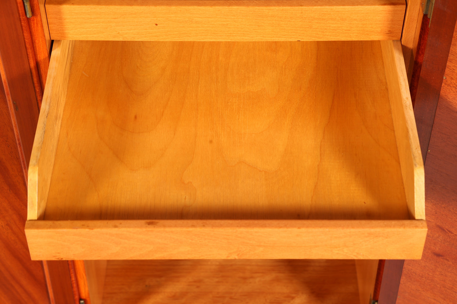 Wunderschöner Schrank im Gustavianischen Stil 60er Jahre Wäscheschrank Vertiko Mid Century Aktenschrank Kommode