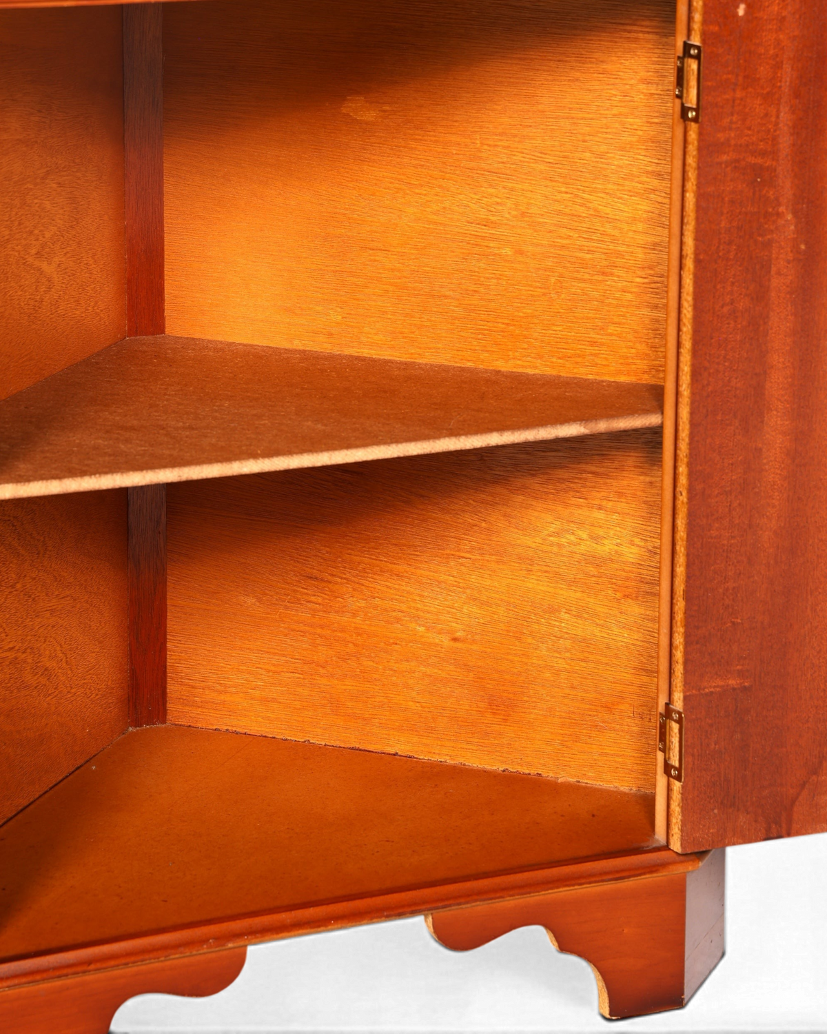 Hauptstadt Möblerei englische Eckvitrine aus Eibenholz mit offenem Schrankfach und Holzböden im Vintage-Stil