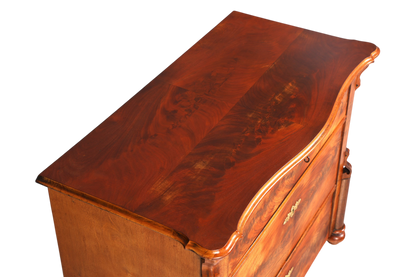 Hauptstadt Möblerei Louis Philippe Kommode aus Nussbaum mit markanter Maserung und geschwungener Deckplatte um 1880