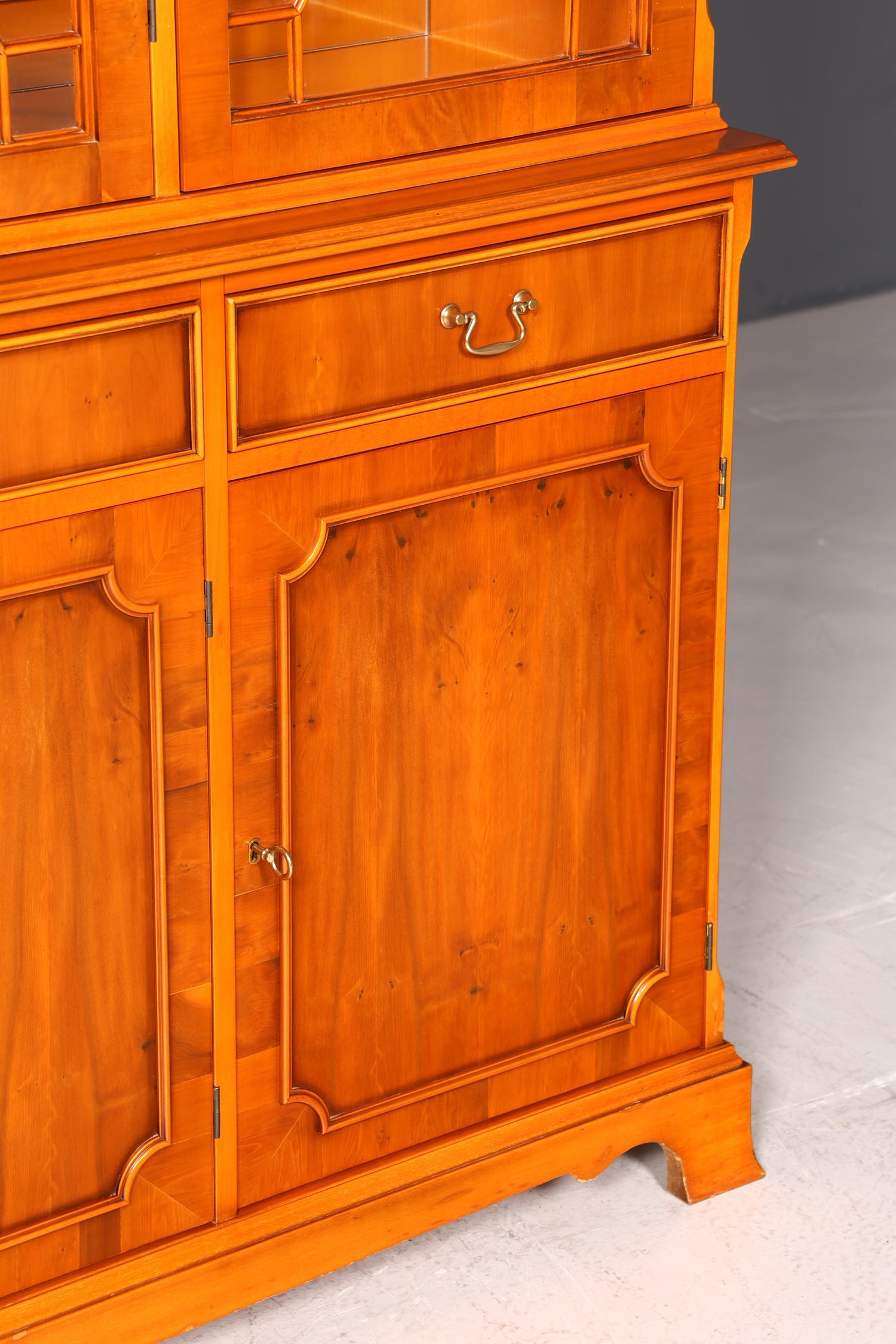 Wunderschöne Englische Vitrine Bücherschrank Buffet Antik Stil Englisch Eibe Glasvitrine Bibliothek