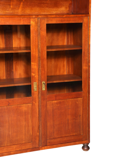 Hauptstadt Möblerei Jugendstil Vitrine aus Eiche um 1900 mit verglasten Türen und warmer Holzmaserung