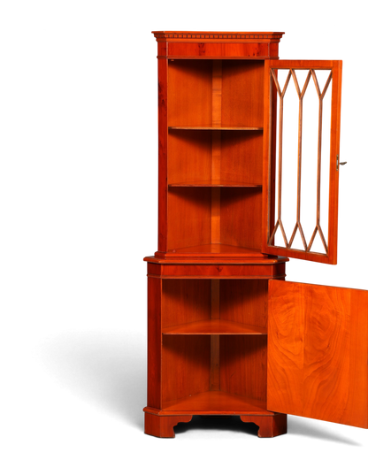 Hauptstadt Möblerei englische Eckvitrine aus Eibe mit verglaster Tür und zwei Ebenen im klassischen Vintage-Stil