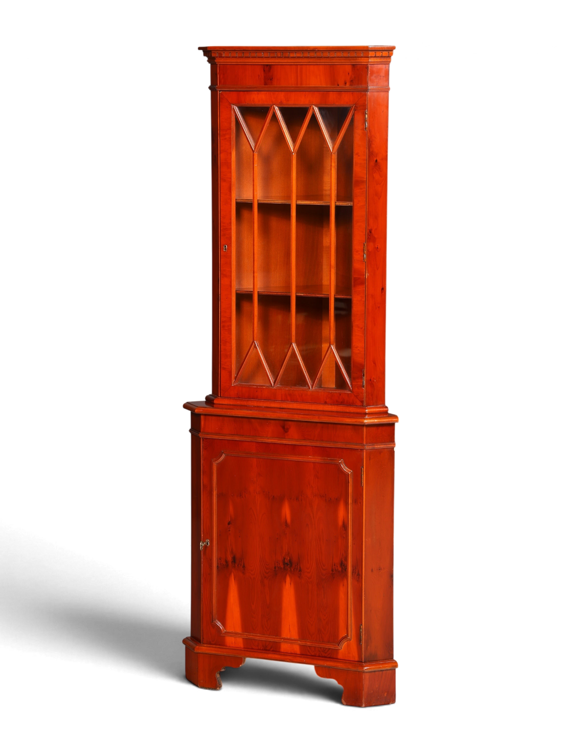 Hauptstadt Möblerei englische Eckvitrine aus Eibenholz mit Glasfront und dekorativen Sprossen im Vintage-Stil
