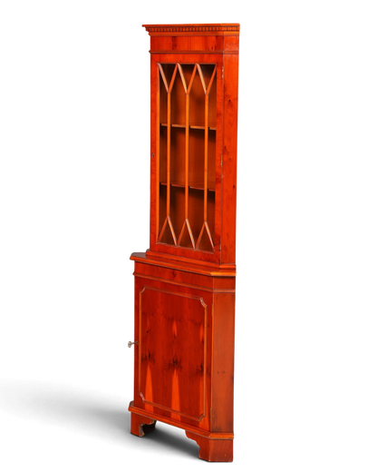 Hauptstadt Möblerei englische Eckvitrine aus Eibenholz mit verglaster Tür und klassischem Design im Vintage-Stil