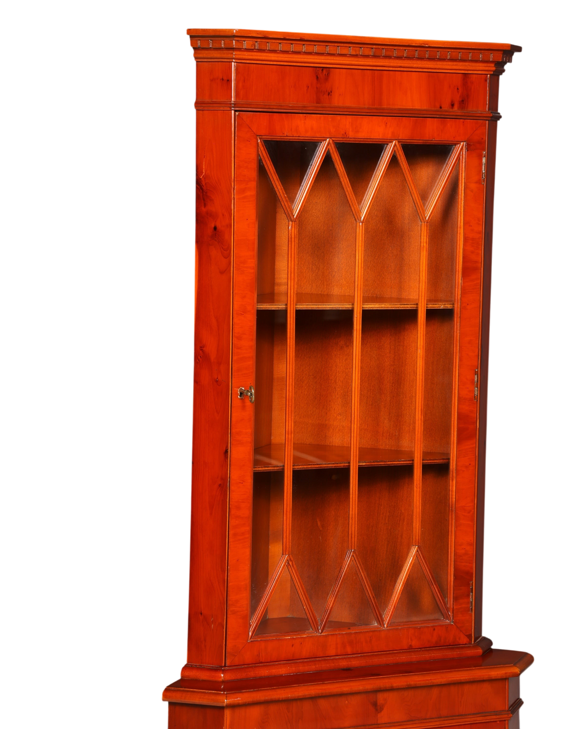 Hauptstadt Möblerei englische Eckvitrine aus Eibe mit verglaster Tür und eleganter Holzmaserung im Vintage Stil