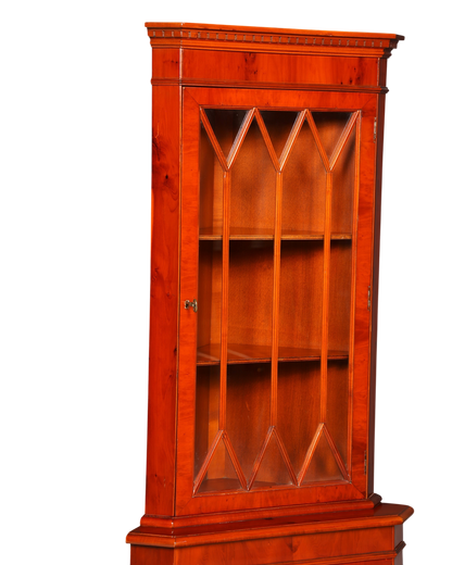 Hauptstadt Möblerei englische Eckvitrine aus Eibe mit verglaster Tür und eleganter Holzmaserung im Vintage Stil