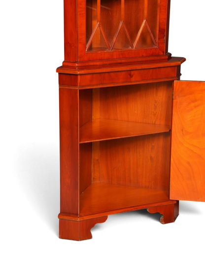 Hauptstadt Möblerei englische Eckvitrine aus Eibenholz mit Glasfront und offenem unterem Schrankfach im Vintage-Stil