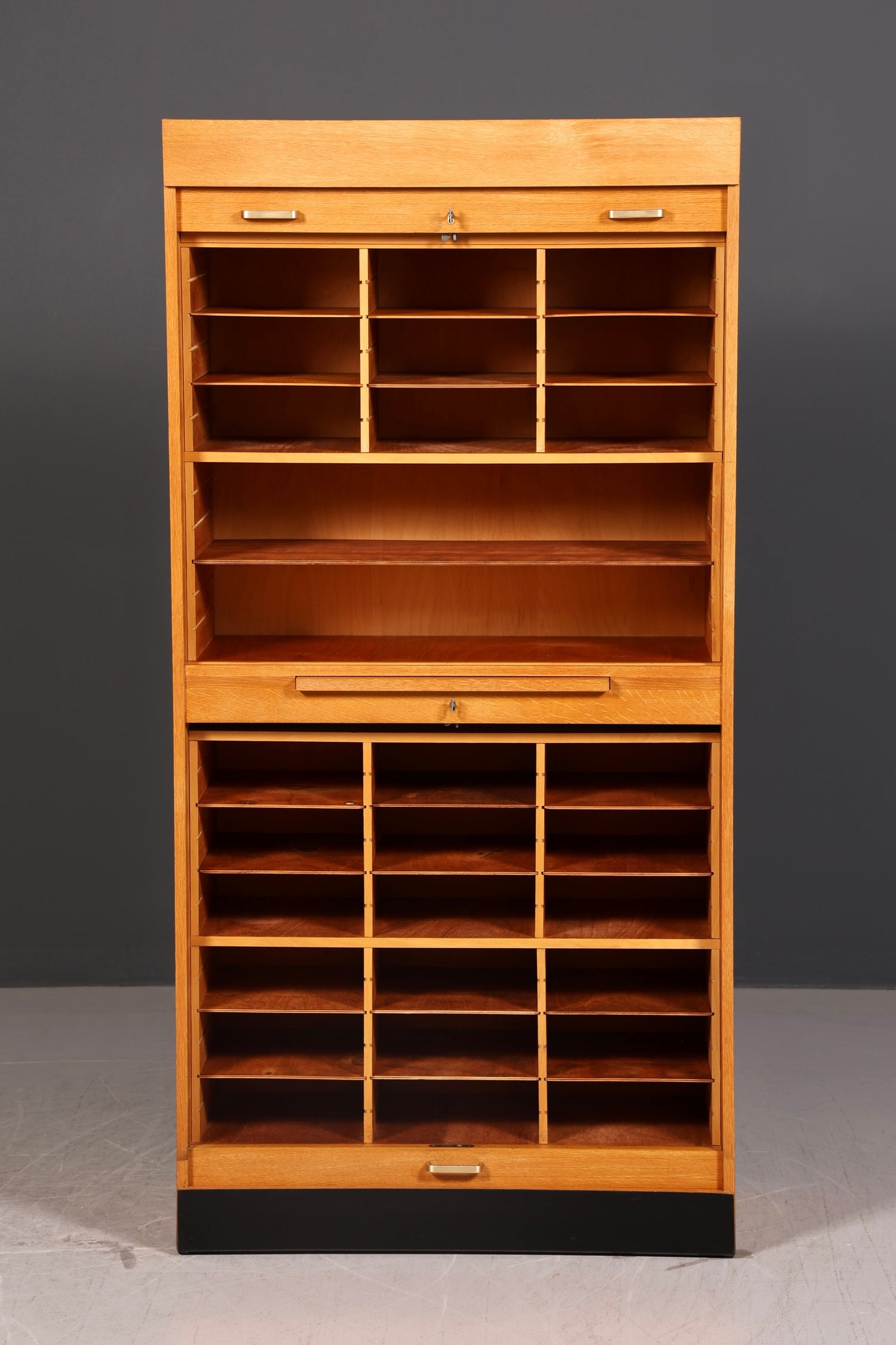 Stilvoller Mid Century Rollladenschrank Bauhaus Apothekerschrank Art Deco Büro Aktenschrank