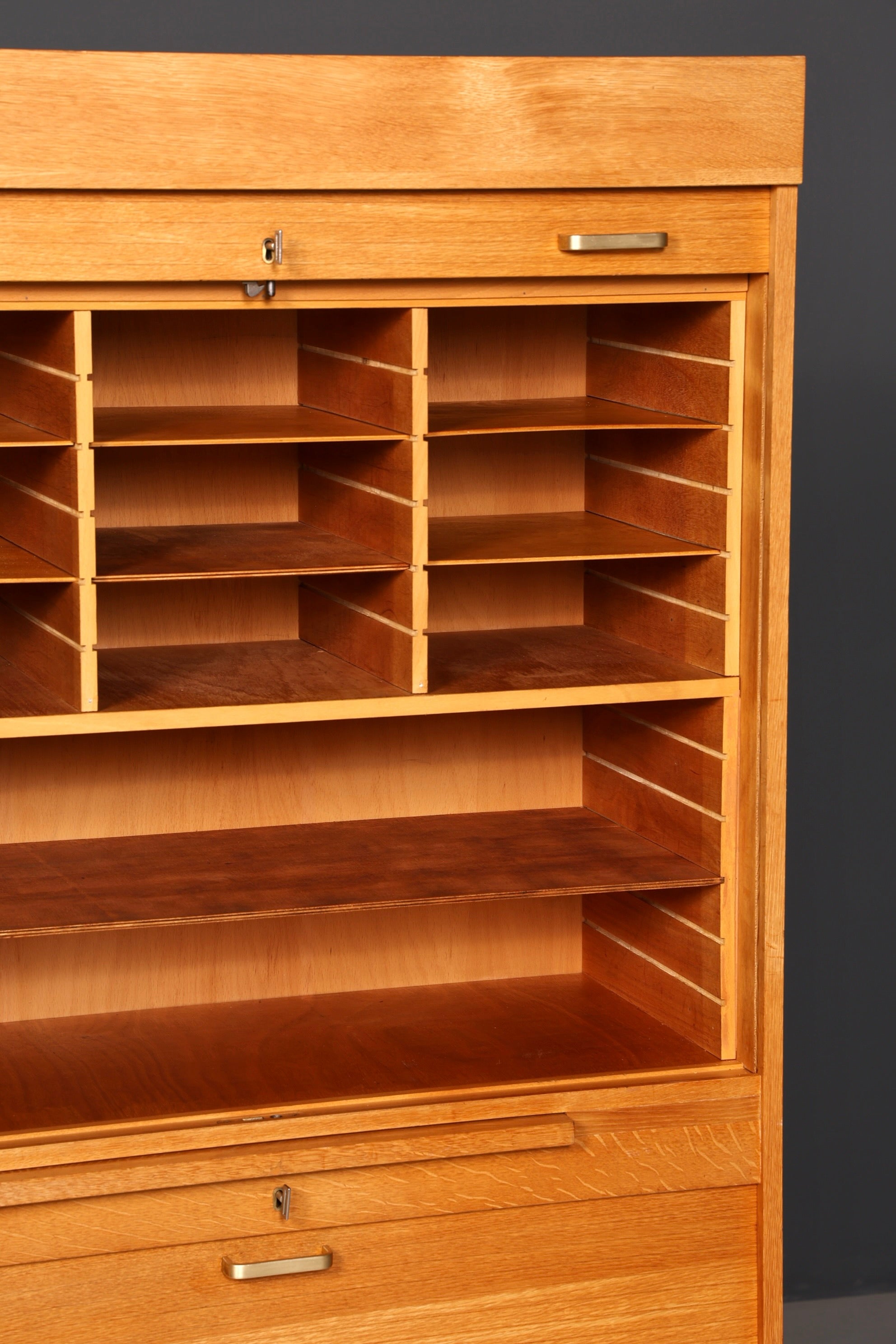 Stilvoller Mid Century Rollladenschrank Bauhaus Apothekerschrank Art Deco Büro Aktenschrank