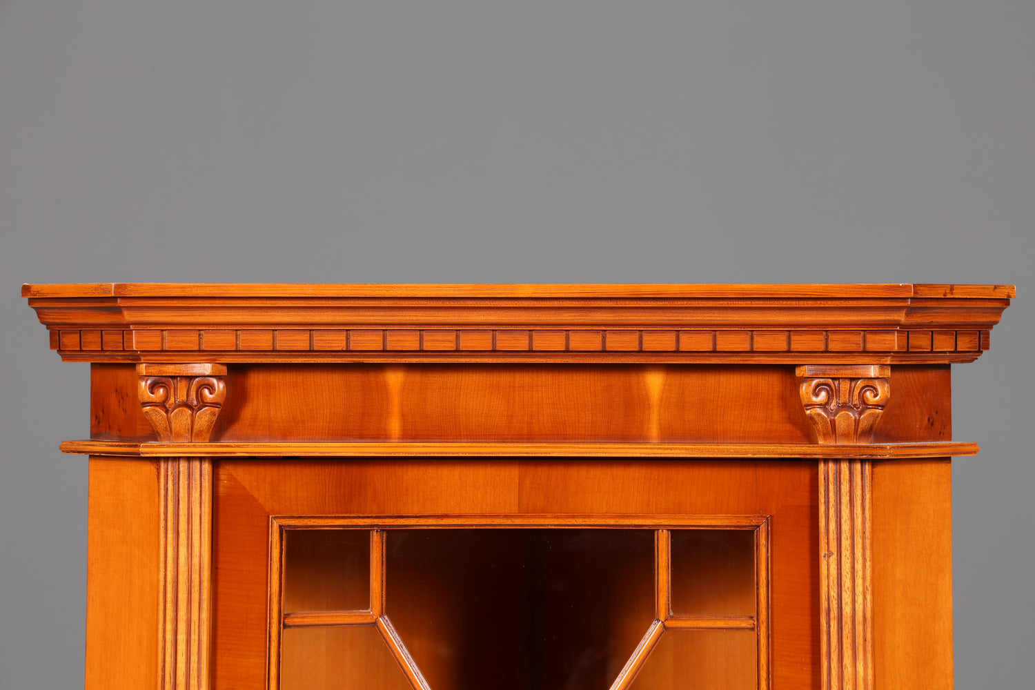 Wunderschöne Englische Eckvitrine Antik 60s echt Holz Eibe Schrank Eckschrank Glasvitrine Vitrine