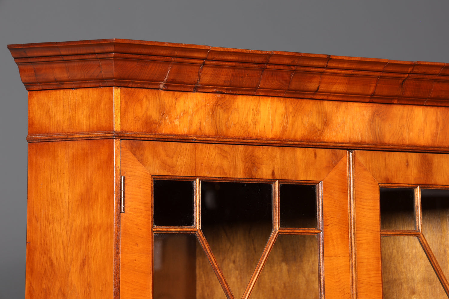 Wunderschöne Englische Eckvitrine Eibe Antik echt Holz Schrank Eckschrank Glasvitrine