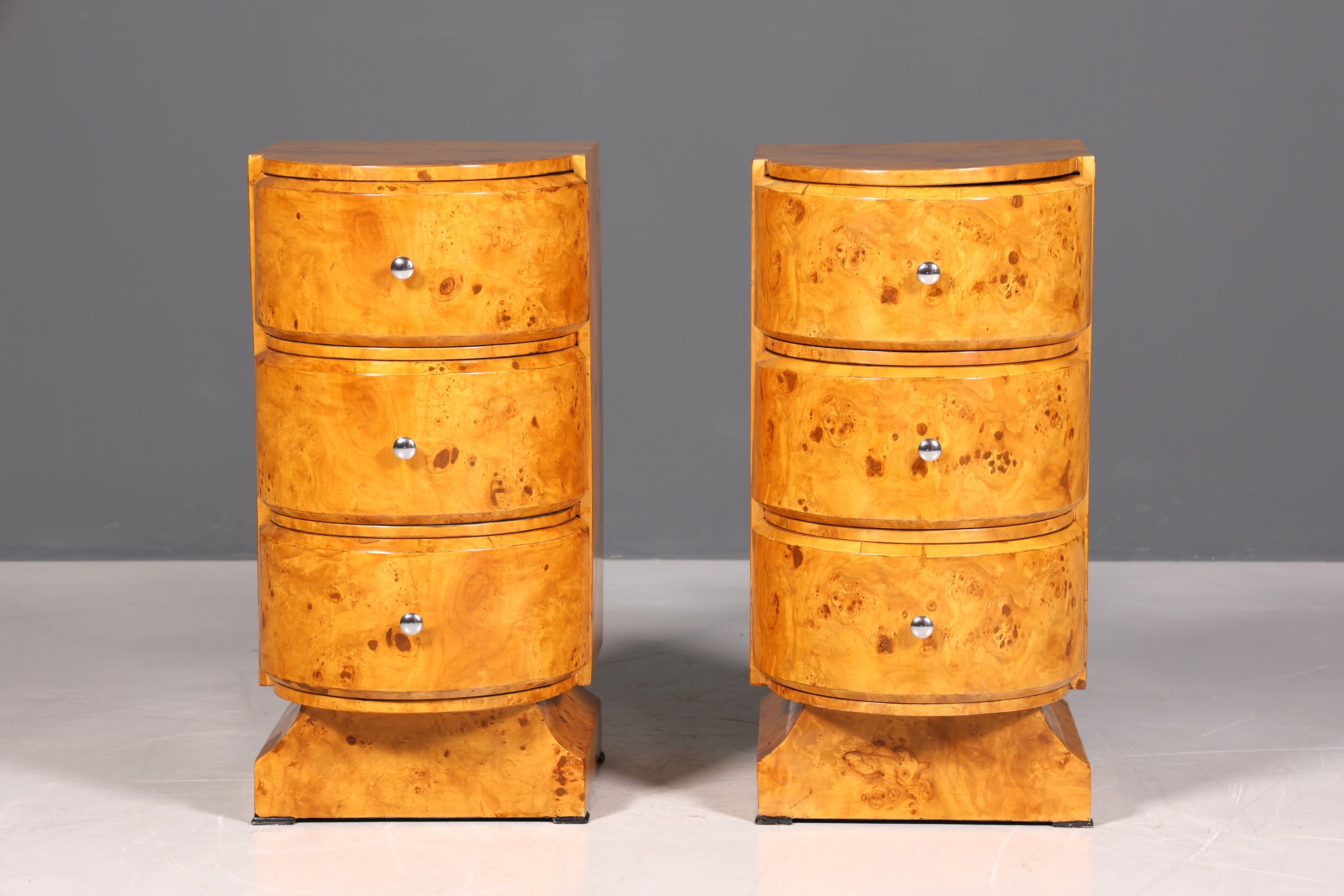 Zwei Exquisite Art Deco Stil Kommoden Schubladenkommoden - Einzigartige Möbelstücke für jeden Raum